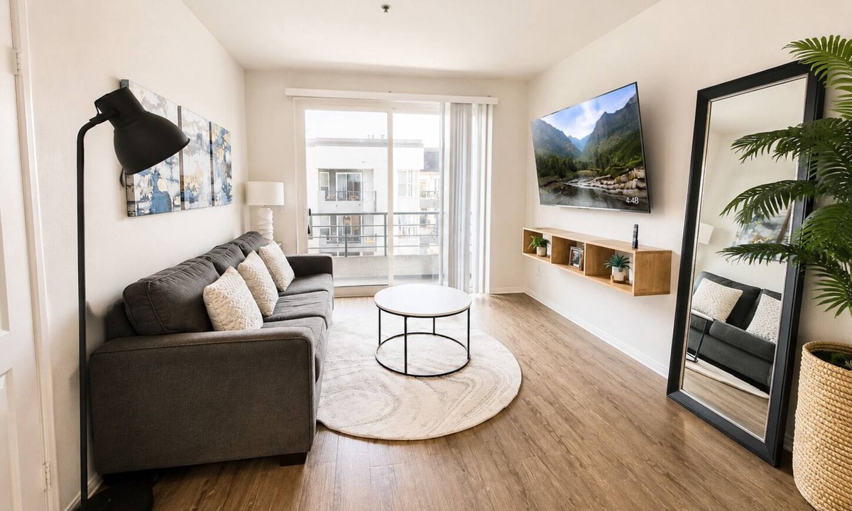 Del Rey Apartment | Sunnyside Up! Gorgeous Pool View with Balcony