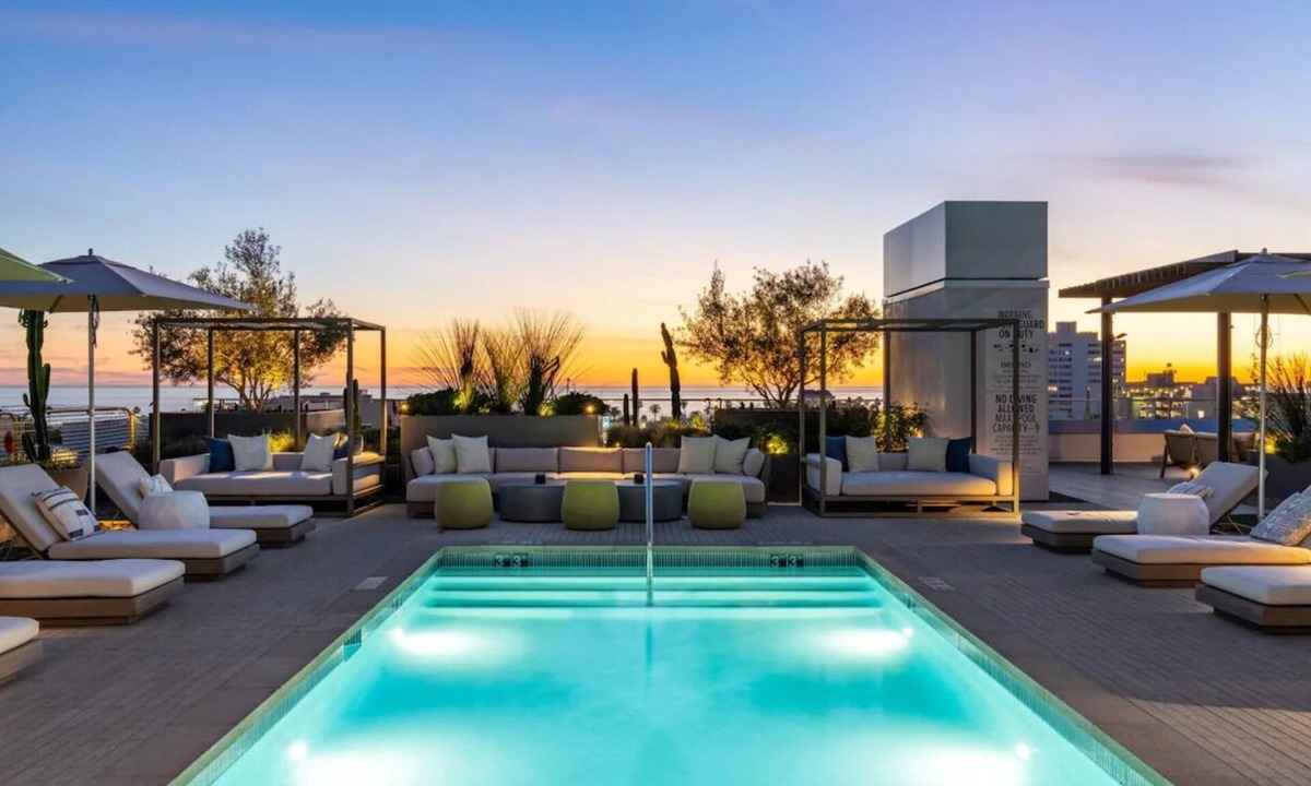 Downtown Bed & Breakfast | The Clocktower Retreat - Designer 2BR/2BA I SM I Pool & Parking