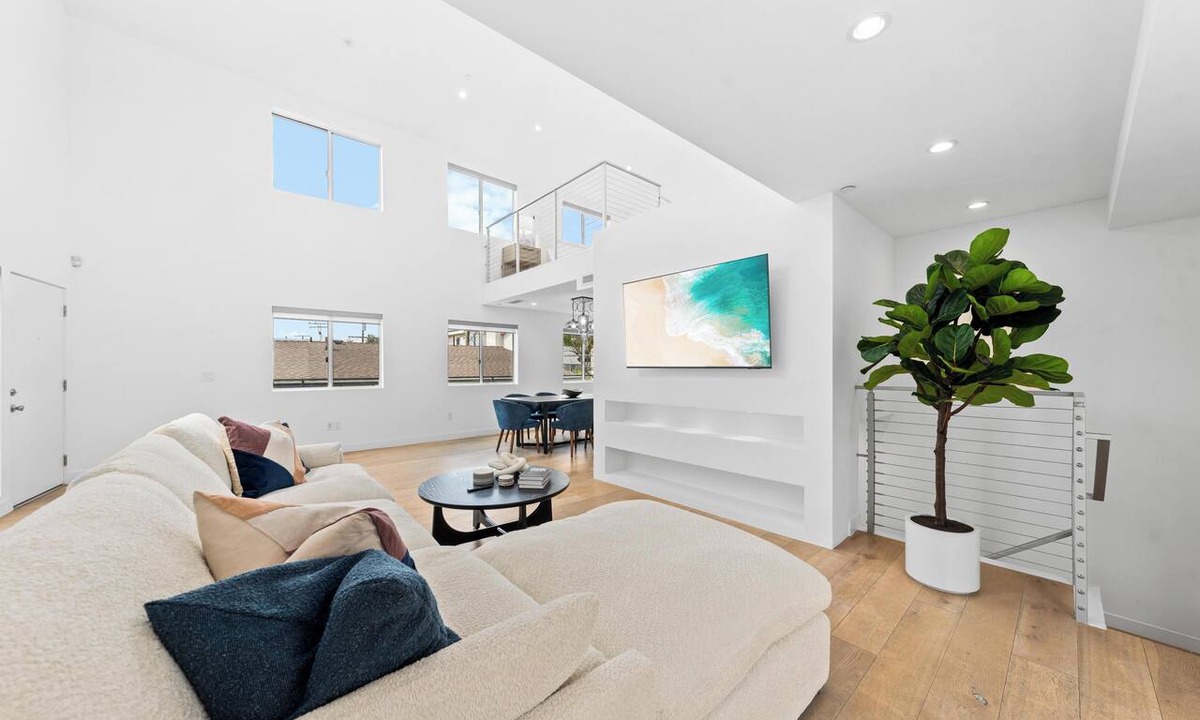 North of Montana Apartment | The Diamond Dune' Luxury Santa Monica Home Walk to Beach 4BR Parking 2 Balconies