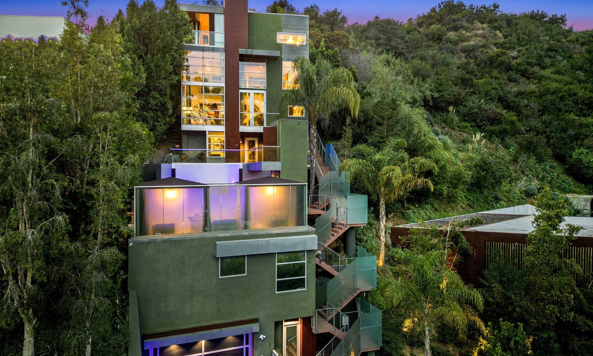 Hollywood Dell Villa | The Gallery by AvantStay | Luxe Hollywood Artist’s Home + Pool, Private Elevator