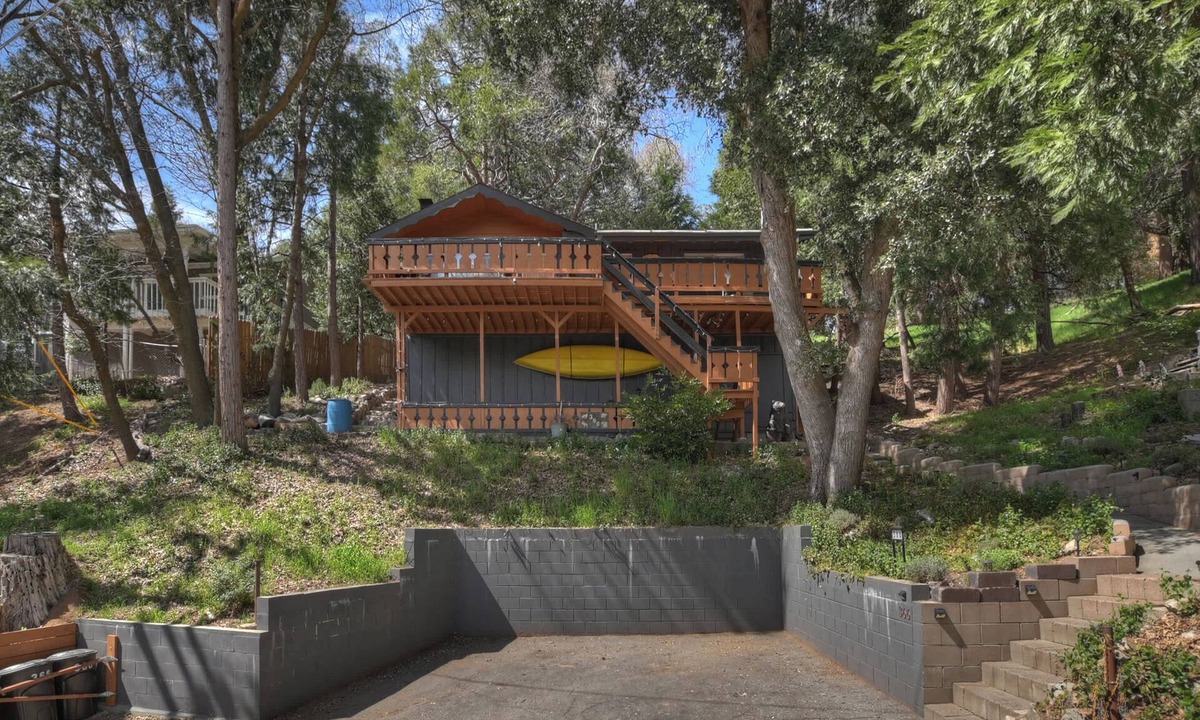 Crestline Cabin | The Lazy Bear Cabin - Warm & Woodsy w/Hot Tub