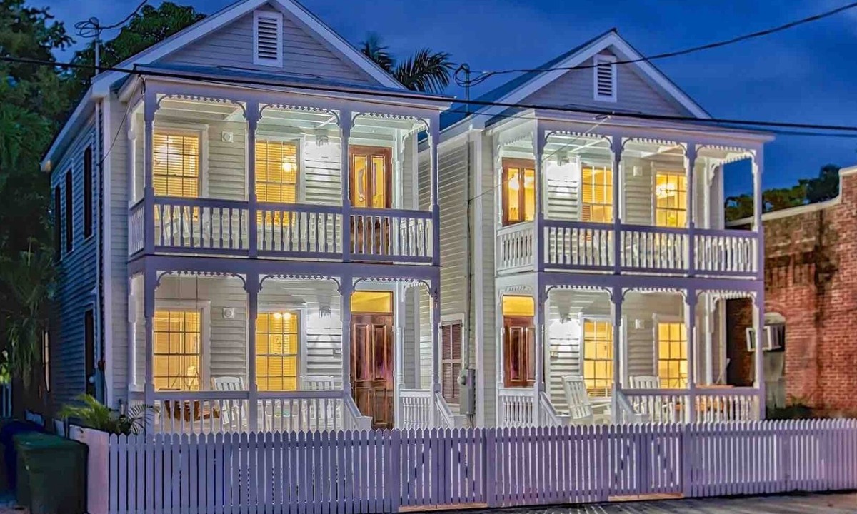 Historic Seaport House | *THE LIME & THE COCONUT @ OLD TOWN* 6BR/6BA Compound + LAST KEY SERVICES.
