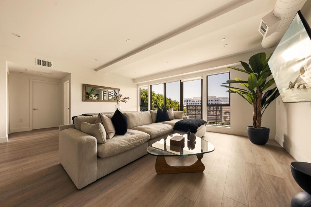 Downtown Apartment | The Velvet Coast - Grand 3BR Artistic Haven