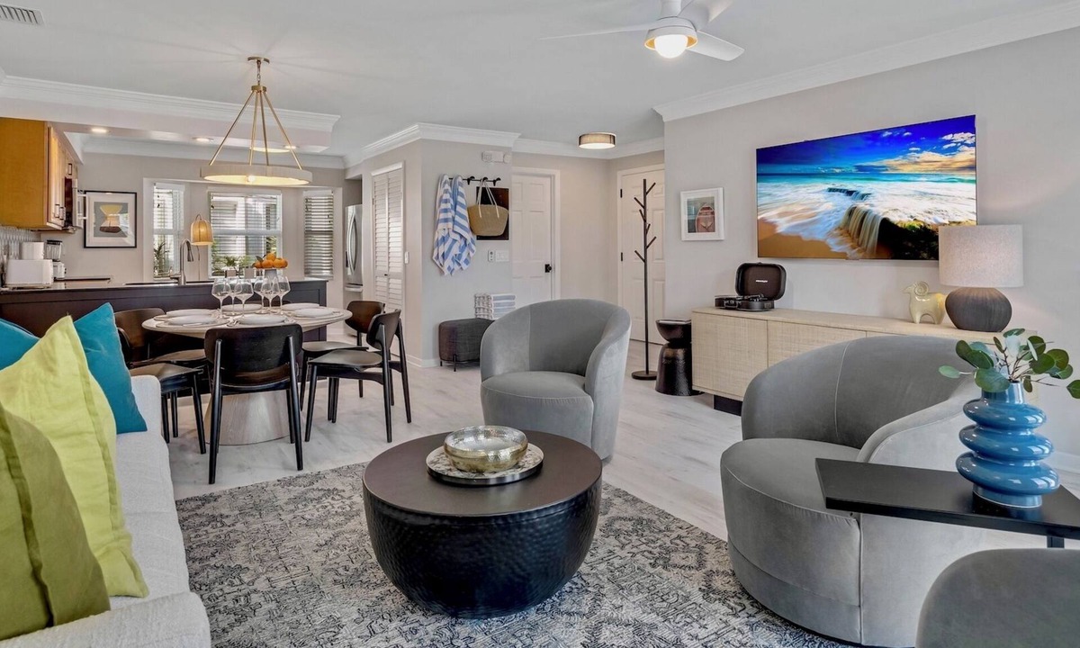 Old Town Condo | *TOP OF OLD TOWN @ DUVAL SQUARE* Renovated Home + LAST KEY SERVICES…
