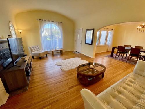 Mid-Wilshire House | Tranquil Comfortable 2BR Home Mid Wilshire