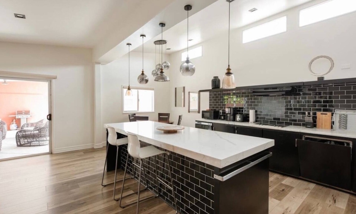 Los Angeles Villa | Tranquility in Prime Location w Private Pool