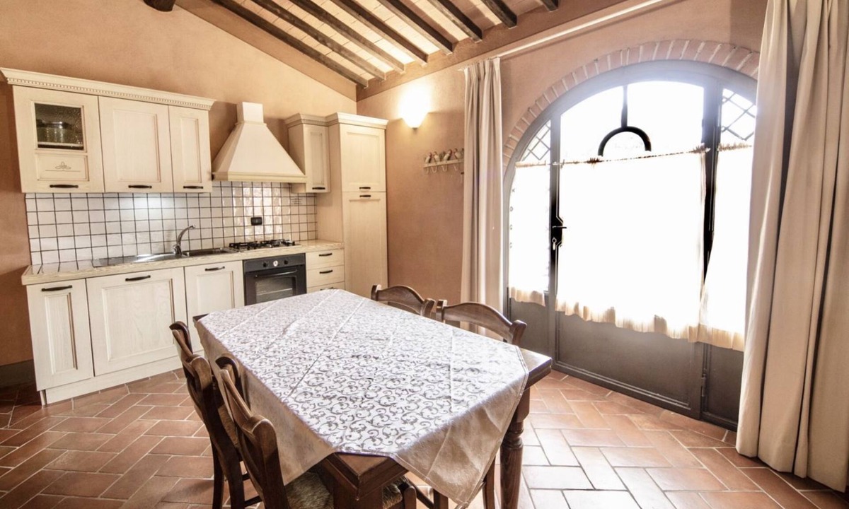Monteverdi Marittimo Apartment | Trilocale 6 posti letto di mq 55, sono arredati in stile rustico ma elegante e sono disposti su due livelli.A piano terra angolo cottura attrezzato di stoviglie, forno, frigorifero con congelatore, Tv Sat, soggiorno con divano letto matrimoniale e camera