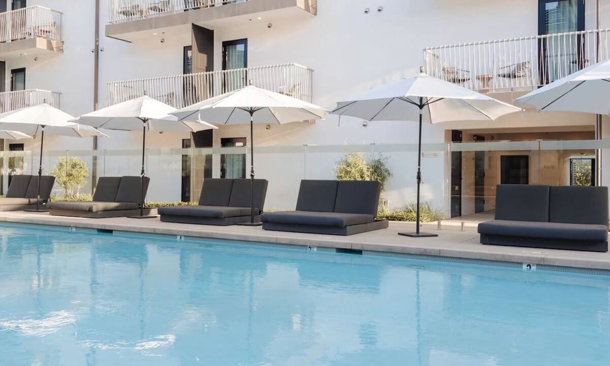 Inglewood House | Two Family Ready Rooms, Resort-Like Outdoor Pool | Minutes Away from LAX
