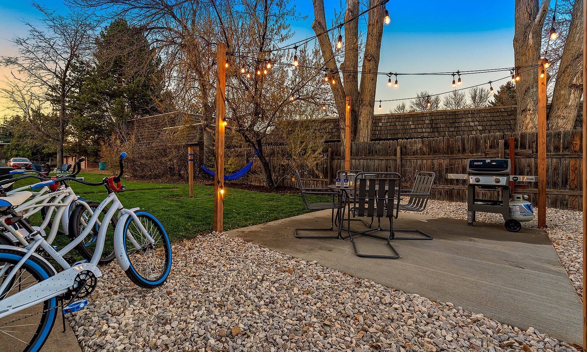 University Acres Condo | Ultimate Chill Zone | Bbq, Bikes, Pet Friendly!
