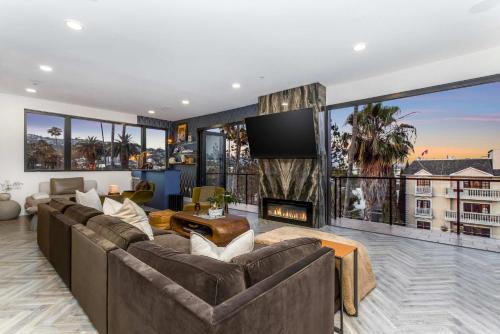 Beverly Grove Apartment | Ultra Luxury 8 Bedroom Condo with Rooftop Jacuzzi