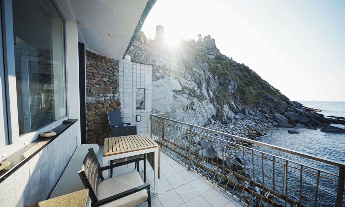 Vernazza Apartment | Unda de Ma Apartment with AC and Sea View Balcony