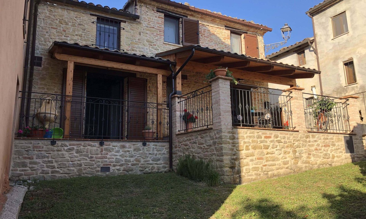 Smerillo House | Vacation home IL VECCHIO BORGO, in front of the beautiful setting of the Sibillini Mountains