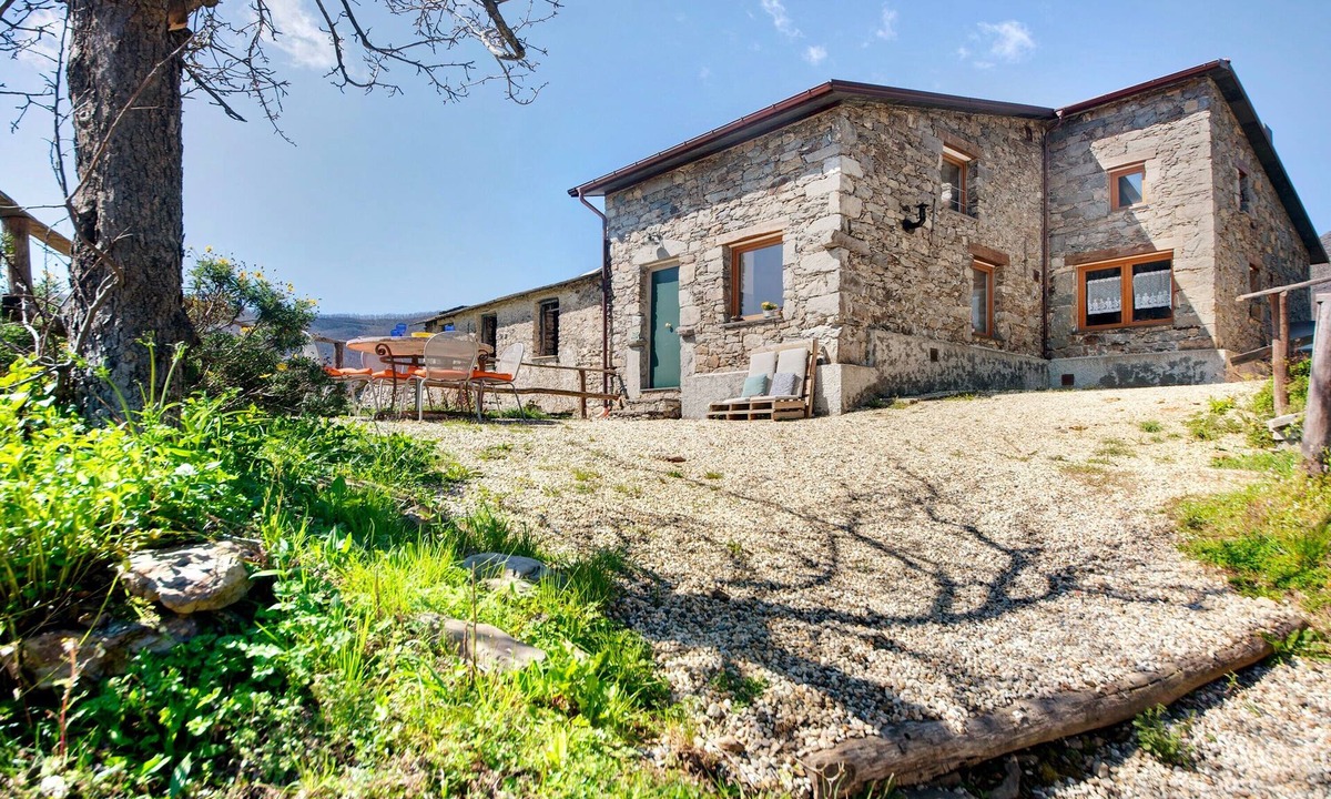 San Colombano Certenoli House | Vacation Home "Nature House Custu Giancu" with Mountain View, Pool & Wi-Fi