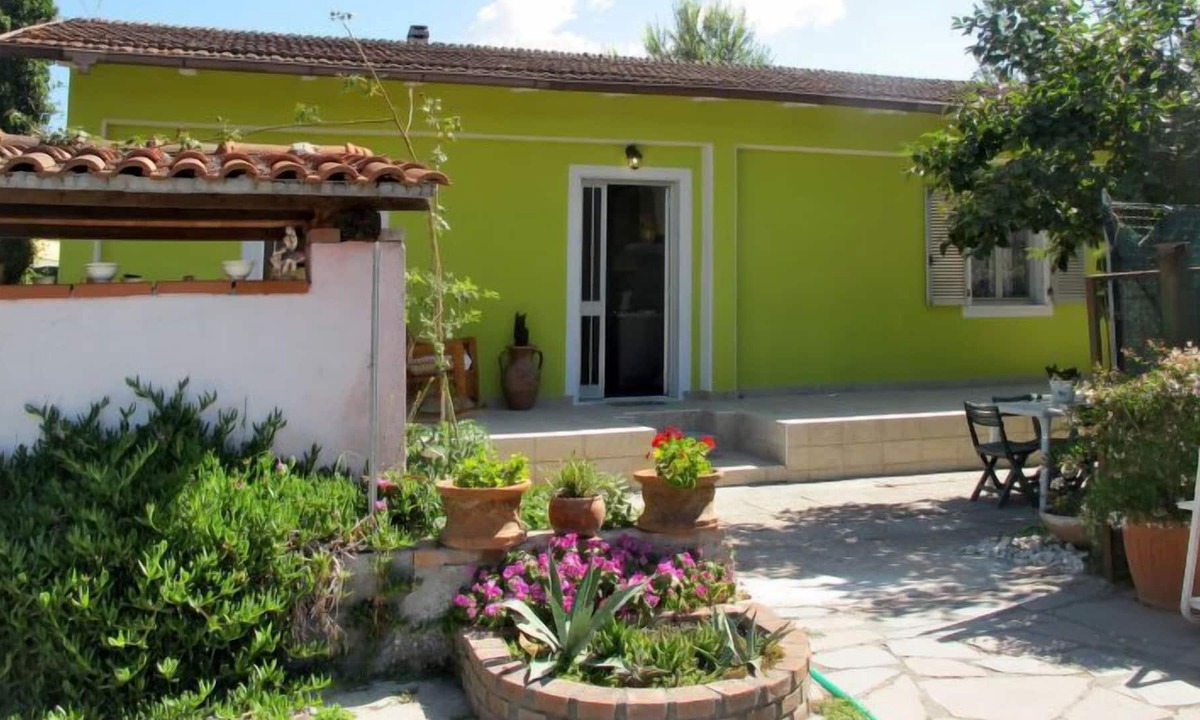 Ronchi House | Vacation home Pucci in Marina di Massa - 4 persons, 1 bedrooms