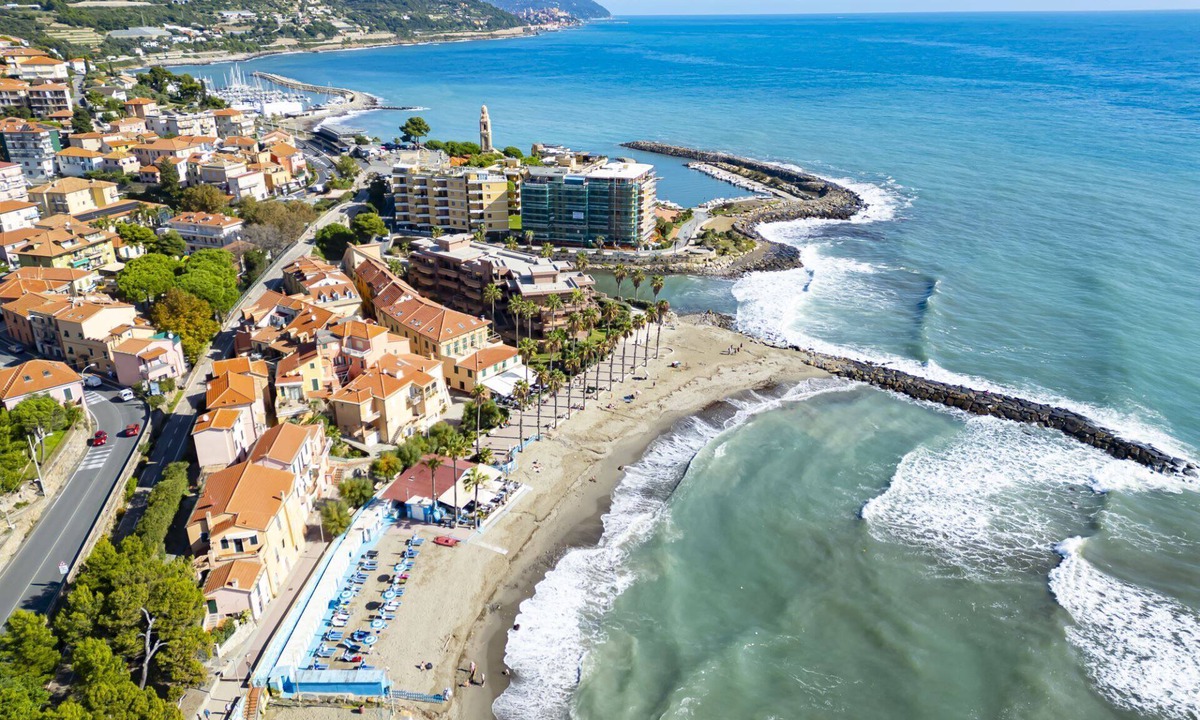 San Lorenzo al Mare Apartment | Very central three-room apartment with private parking and air conditioning