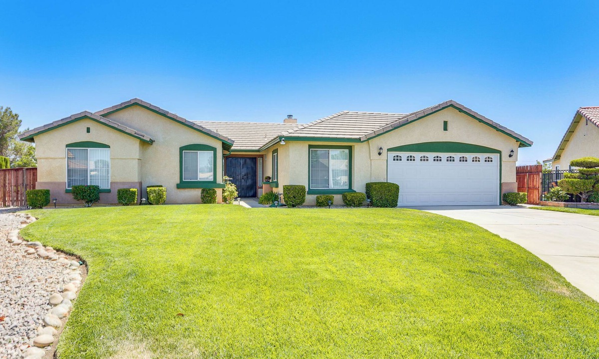 Victorville House | Victorville Home w/Large Yard & Charcoal Grill!