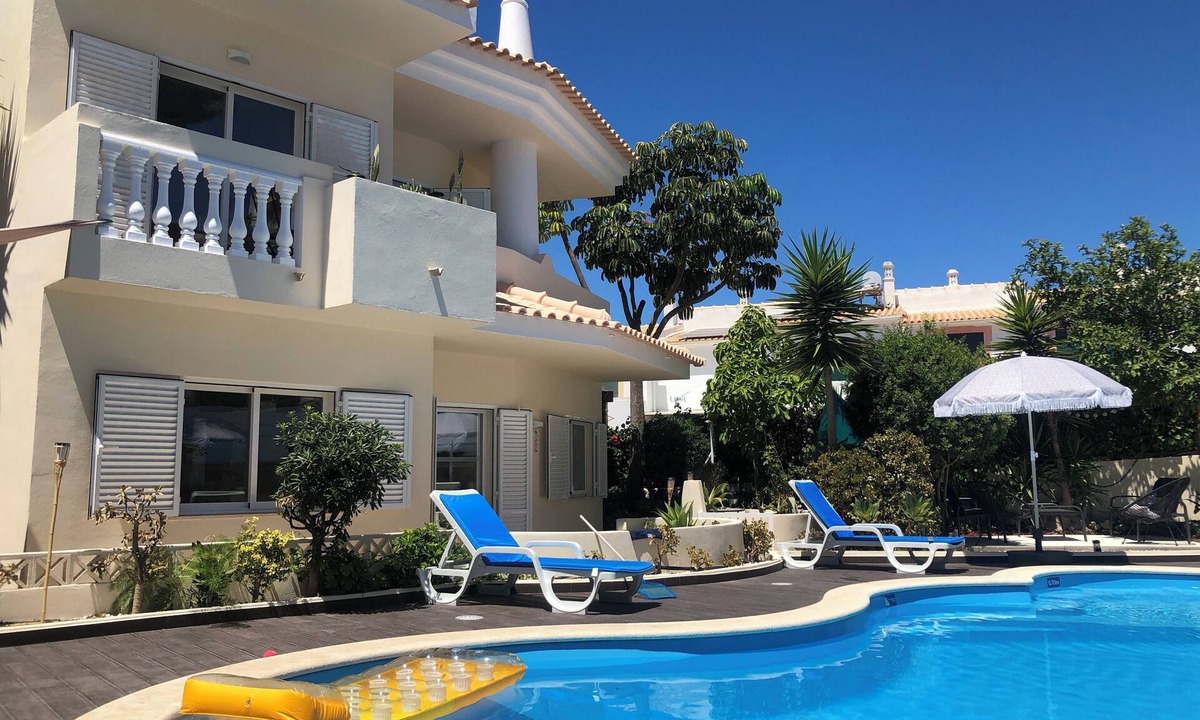 Montechoro Villa | Vila Luisa Anabela, 6/8 people in the heart of ALBUFEIRA, private pool and jacuzzi!