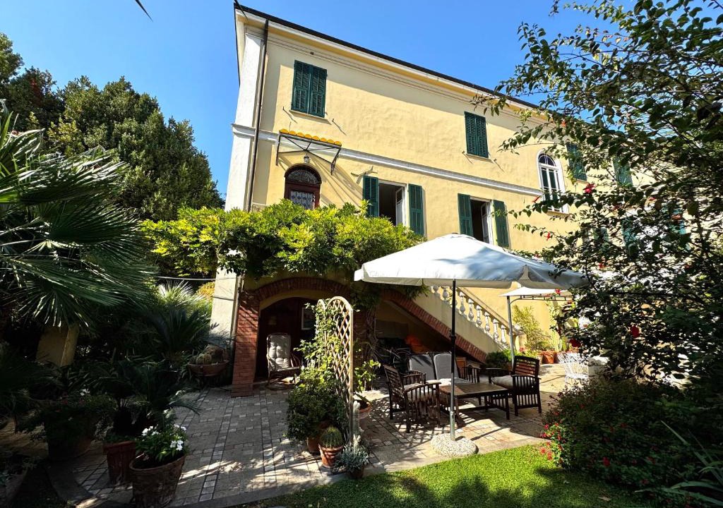 Vallecrosia Apartment | Villa Angelina Holiday Homes I Casa Glicine I 5 minuti a piedi dalle spiagge I Giardino I Parcheggio privato