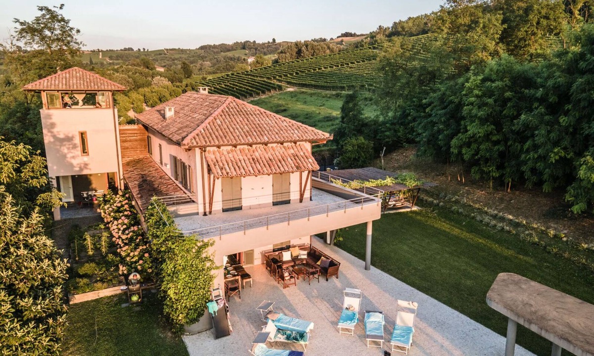 Calamandrana Villa | Villa Architetti by Italita, a luxury villa infinity pool and pool bar.