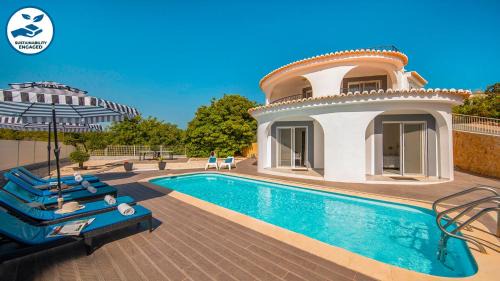Vale de Centianes Villa | Villa Bloom Coast - Moradias com 2 Piscinas Aquecíveis e BBQ