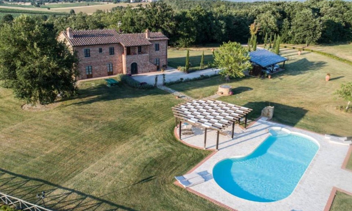 Marciano della Chiana Villa | Villa 'Boschi Salviati' with Private Pool, Whirpool, Wi-Fi and Air Conditioning