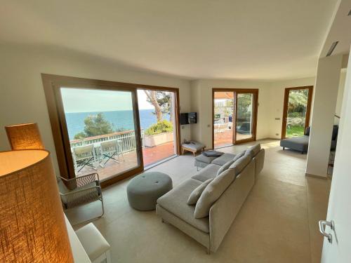Varazze Villa | Villa Cokkinis fronte mare con ampio giardino