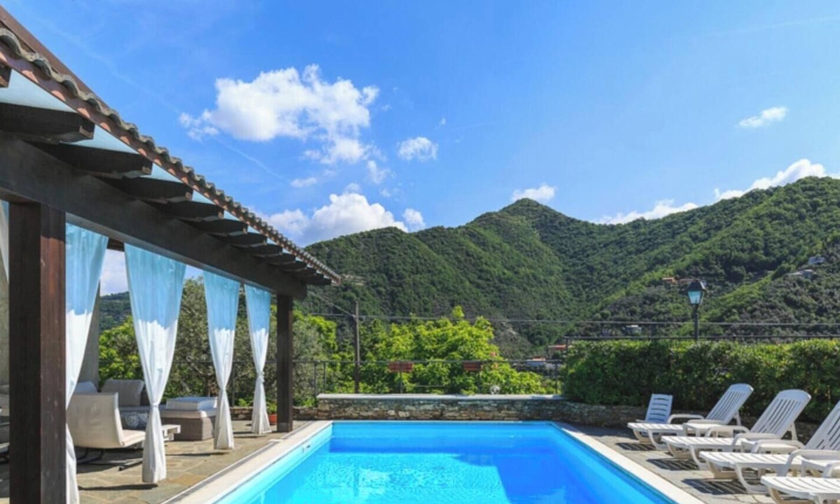 Avegno Villa | Villa 'Daphne Pool and Jacuzzi' with Private Pool, Wi-Fi and Air Conditioning