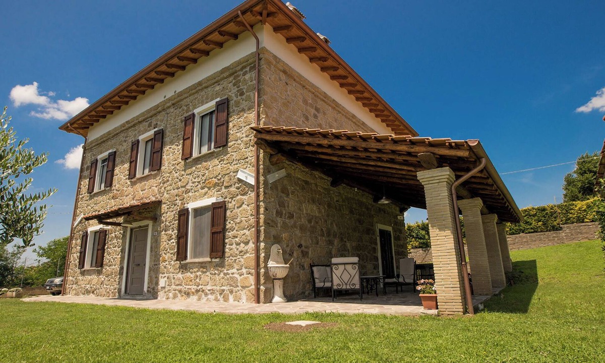 Castelnuovo di Porto Villa | Villa farmhouse North of Roma 25 min from P.za Del Popolo, train stat. Rm-Vt