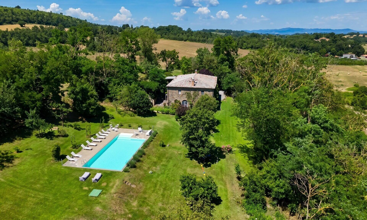 Bolsena Villa | Villa in Lake Bolsena with 5 bedrooms sleeps 18