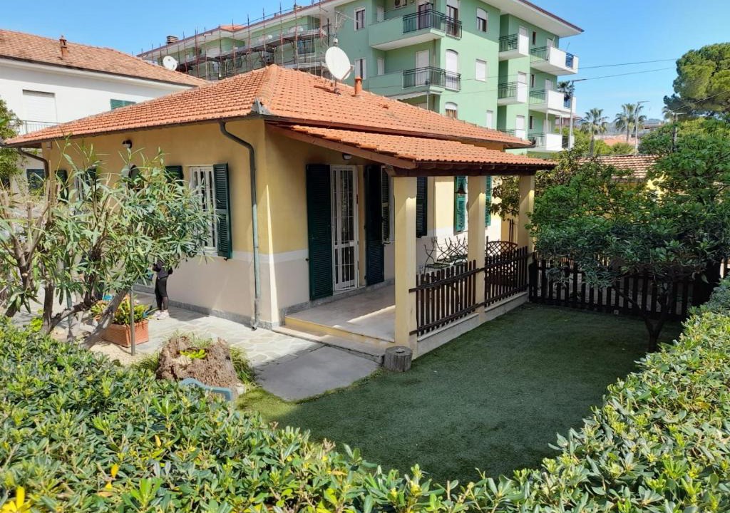 San Bartolomeo al Mare Villa | Villa la Casetta con giardino a 30 m dal mare