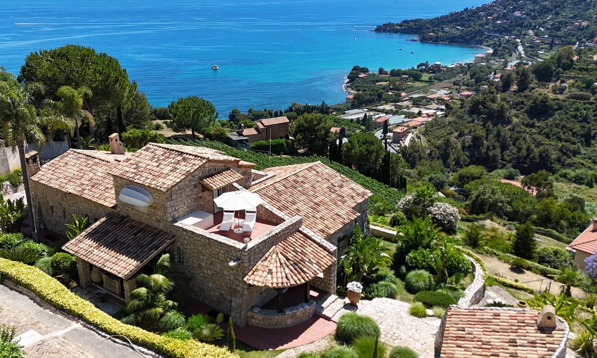 Latte Villa | Villa Maria Pia-3BR 2 BA + Private Beach Parking- Luxury Coastal Retreat
