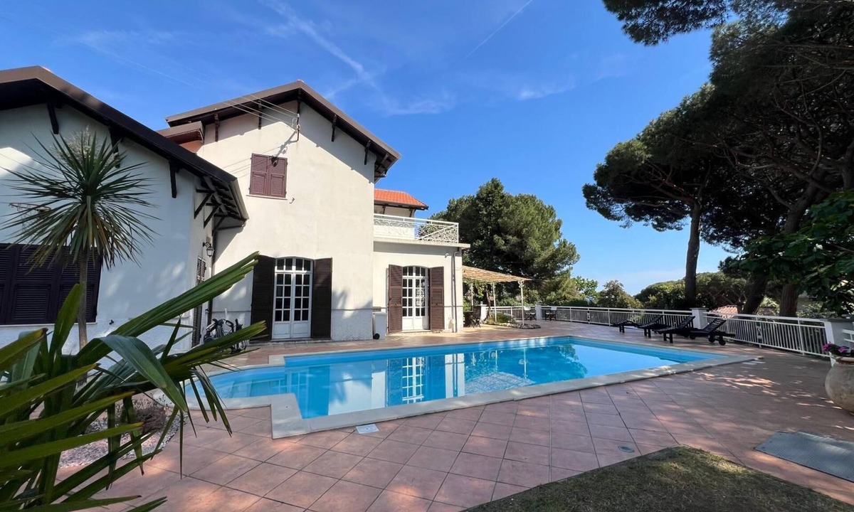 Varazze Villa | Villa of the Roses