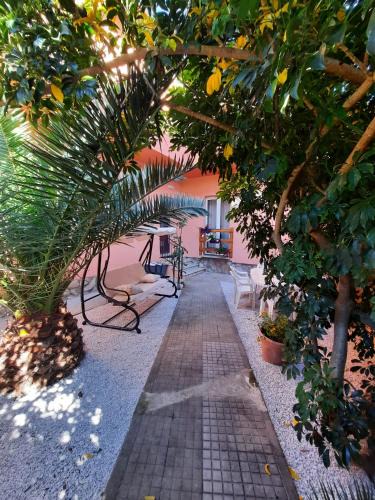 Porto Azzurro House | Villa rosa nel cuore di Porto Azzurro
