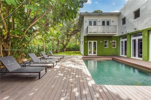 Northeast Coconut Grove Villa | Villa Roxi, Chic 5BR Hideaway with Pool in Coconut Grove