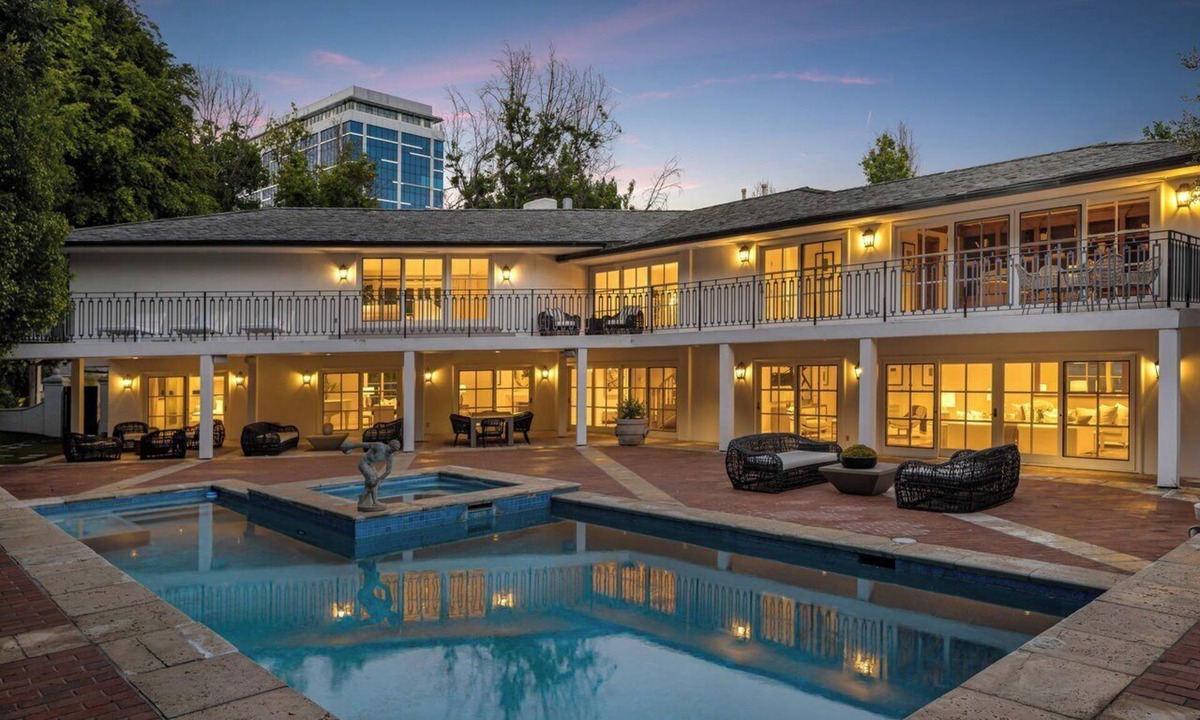 The Flats Villa | VILLA SIENA ~ BEVERLY HILLS ~ Privately gated, Pool & Spa ~ Family vacation