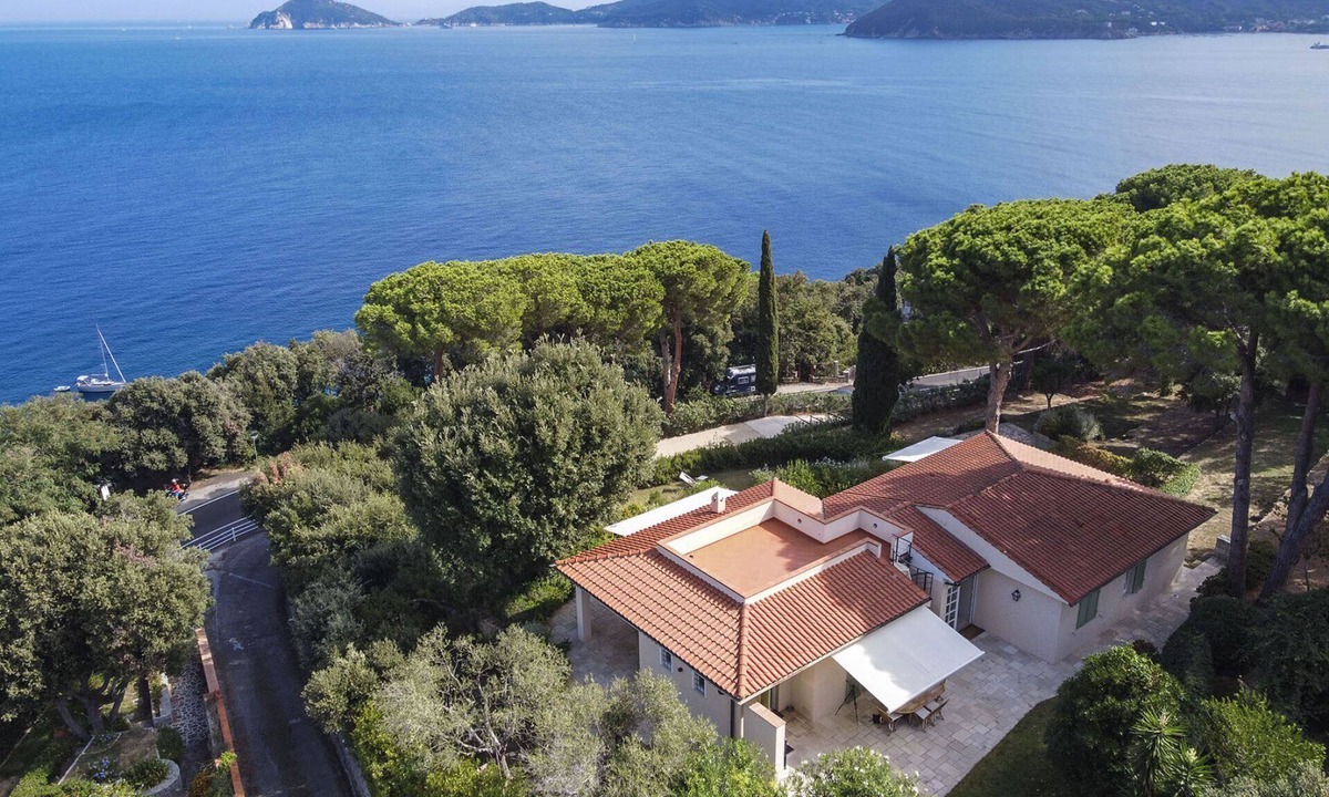 Bagno-Sprizze Villa | Villa surrounded by greenery with breathtaking views over the Gulf of Spartaia and Procchio