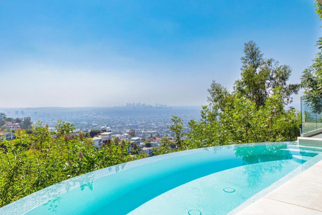 Hollywood Hills West Villa | Villa with Infinity Pool WestHollywood Hills