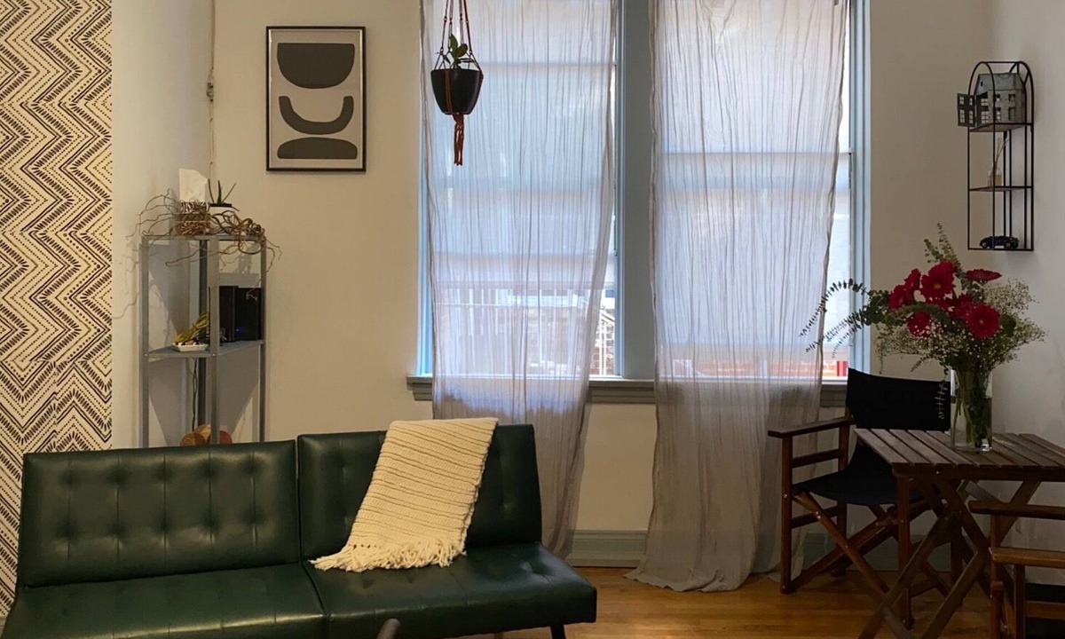 Carthay Circle Apartment | Vintage cozy studio stay in the Heart of LA