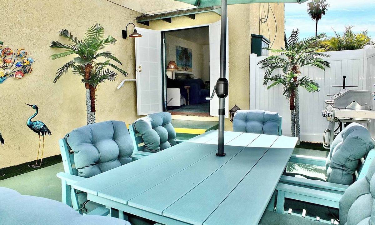 Naples Condo | Walk to Beach, Tropical Patio, World Cup, Sleeps 5