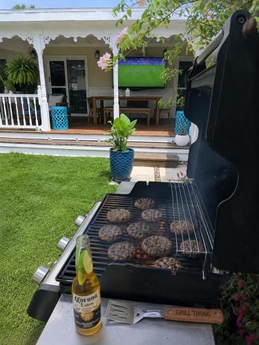 Los Angeles House | Walk to Sofi I Free Parking I Backyard BBQ Oasis