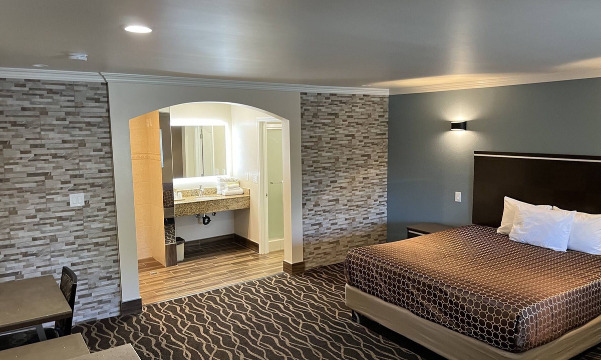 Walnut Valley Hotel | Walnut Inn & Suites West Covina