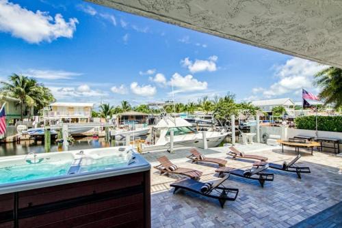 Twin Lakes Apartment | Waterfront Oasis with hot tub