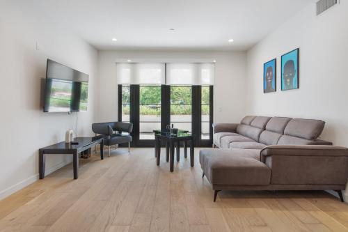 Mid-Wilshire Hotel | West Side Prime Location 2 Bedroom with Pool