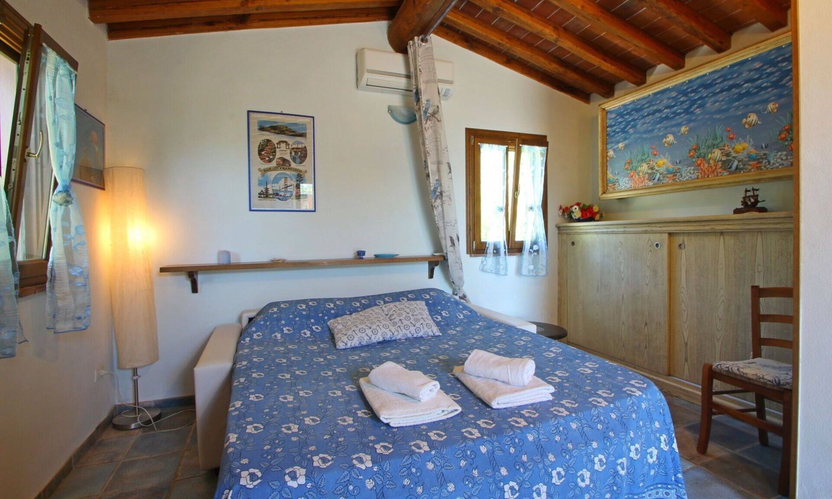 Castiglione della Pescaia House | Wonderful private villa for 3 guests with A/C, hot tub, TV, veranda, pets allowed and panoramic .