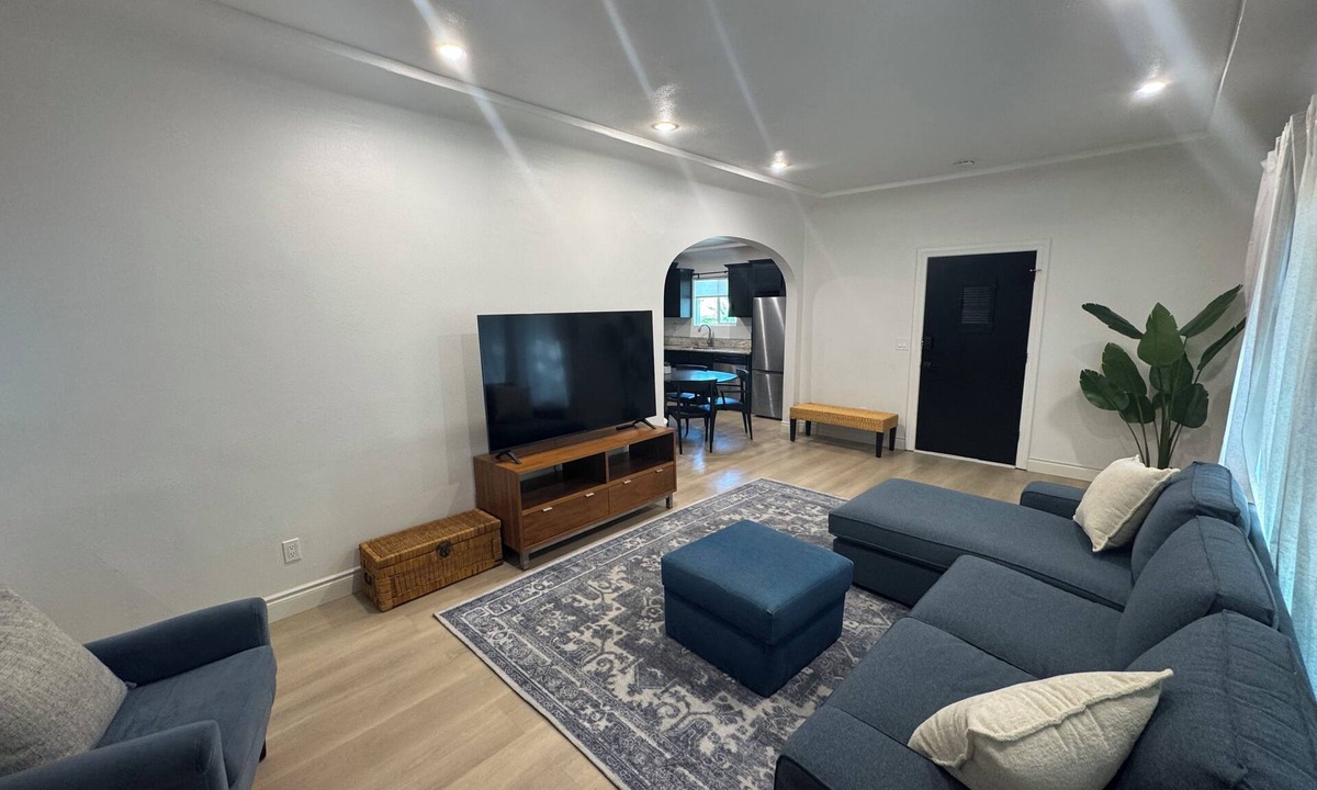 South Wrigley House | Wrigley Spanish Bungalow 3 Bed 5 Min Downtown