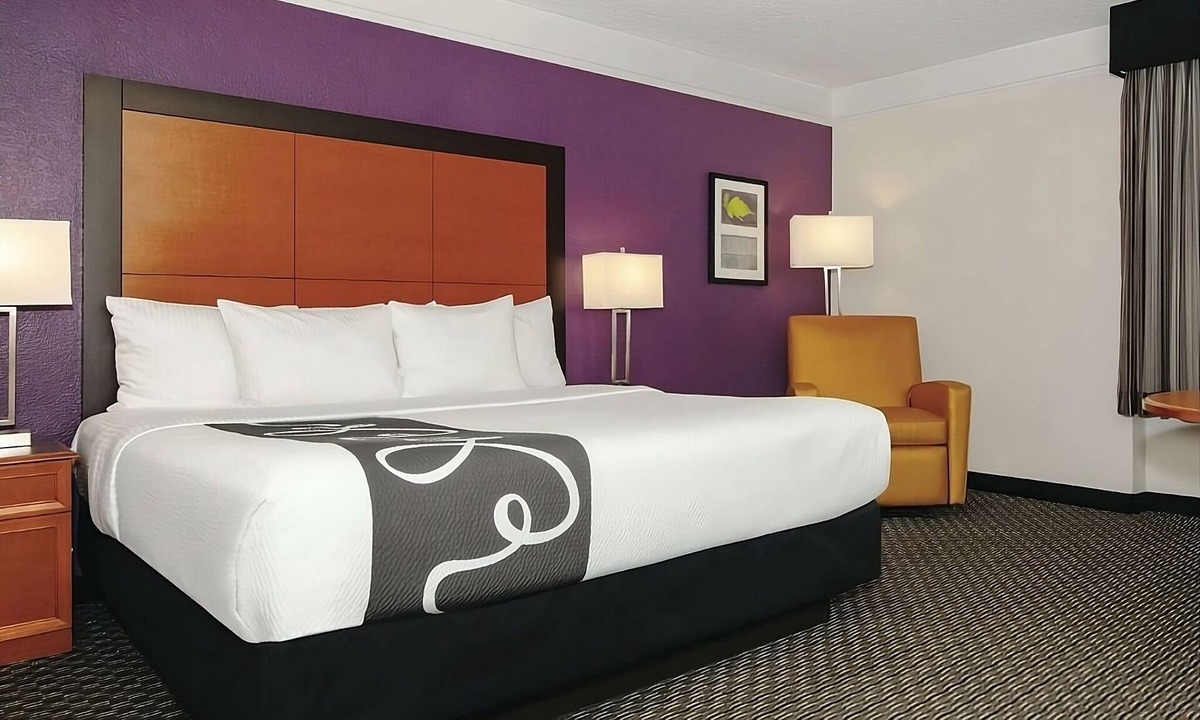 Guasti Apartment | Your Home Away From Home! Amazing unit | Outdoor Pool | Near Toyota Arena!