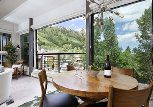 Aspen Mountain Hideaway - Stunning Views! Modern Decor, Wood FP, Outdoor Pool, HT & Walk to Town