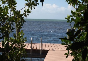 Cottage with swimming pool and dockage, just minutes to Key West!
