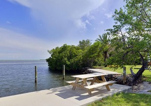Cottage with swimming pool and dockage, just minutes to Key West!