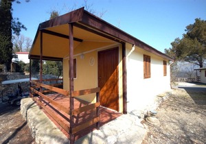 Cozy detached bungalow with veranda 10 km. from the sea